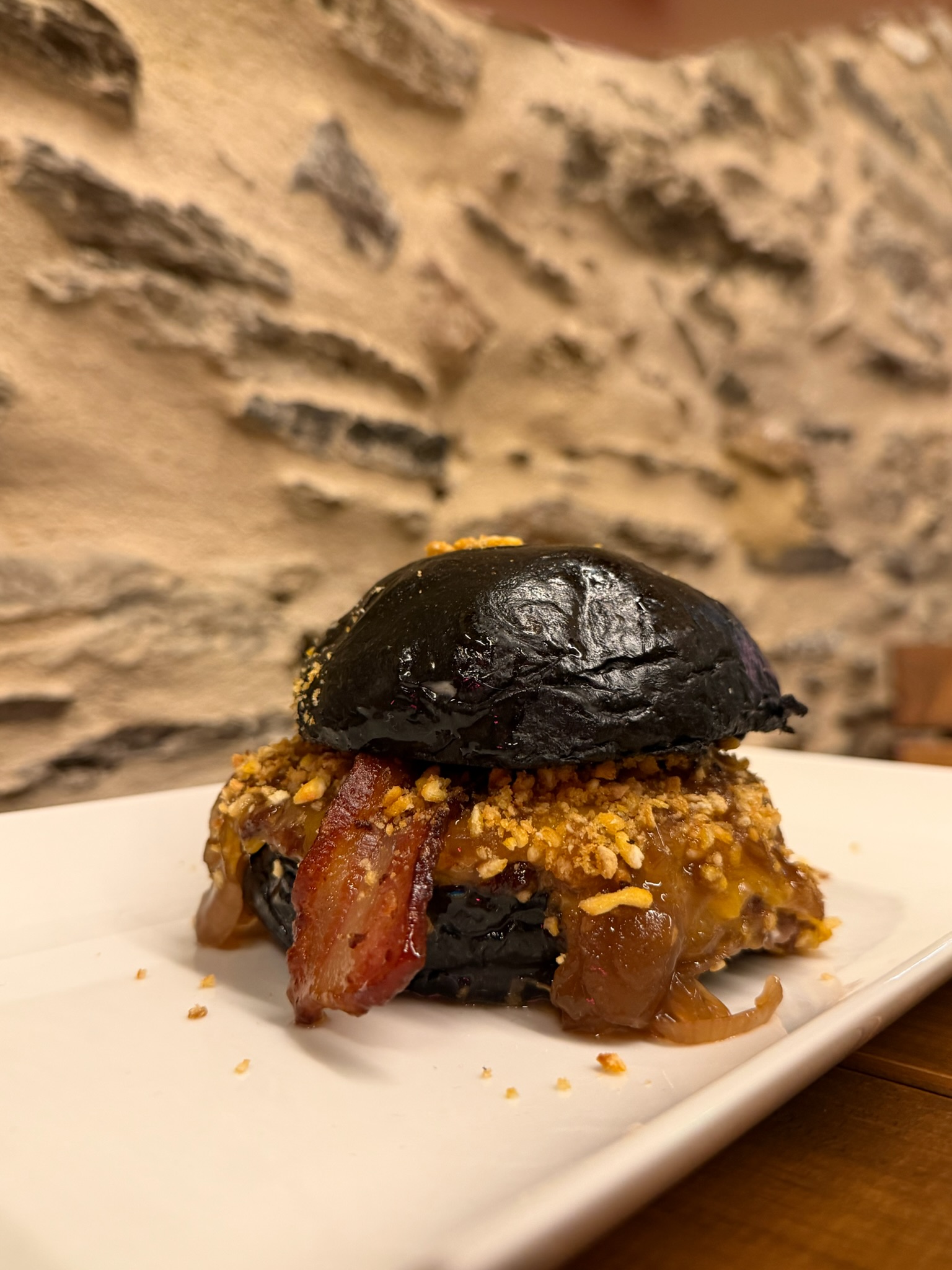 Burger pan negro con bacon